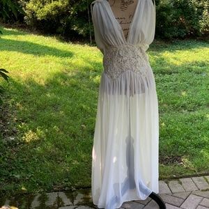Absolutely gorgeous off white Victoria Secret Bridal night gown and robe